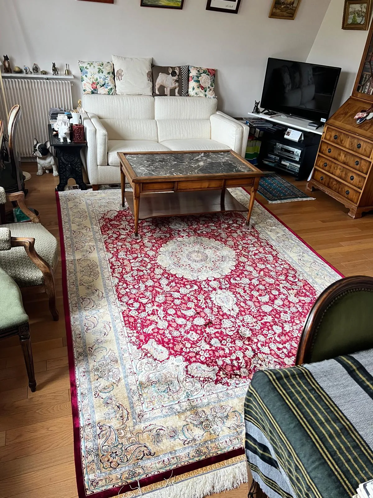 Tapis à médaillon rouge dans un salon